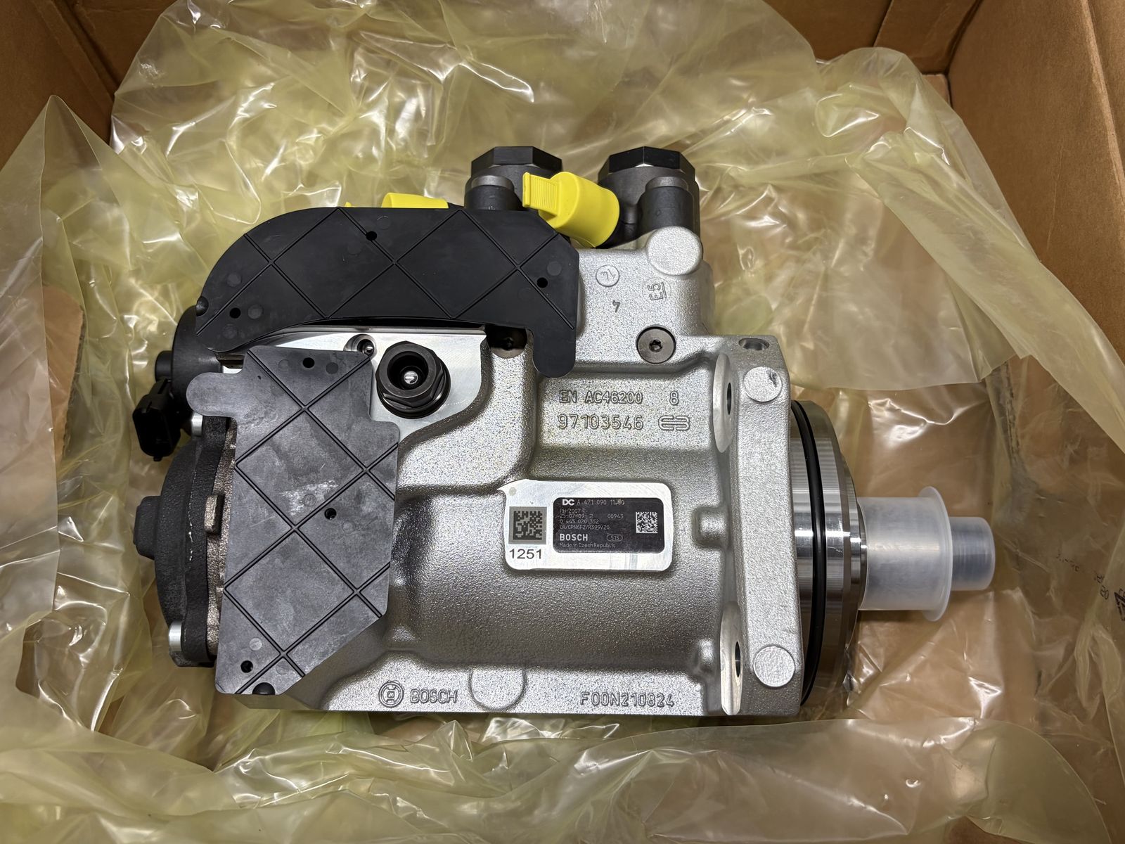 OEM Detroit Diesel DTNA Parts DDE EA4710901150 High Pressure Fuel Pump Complete