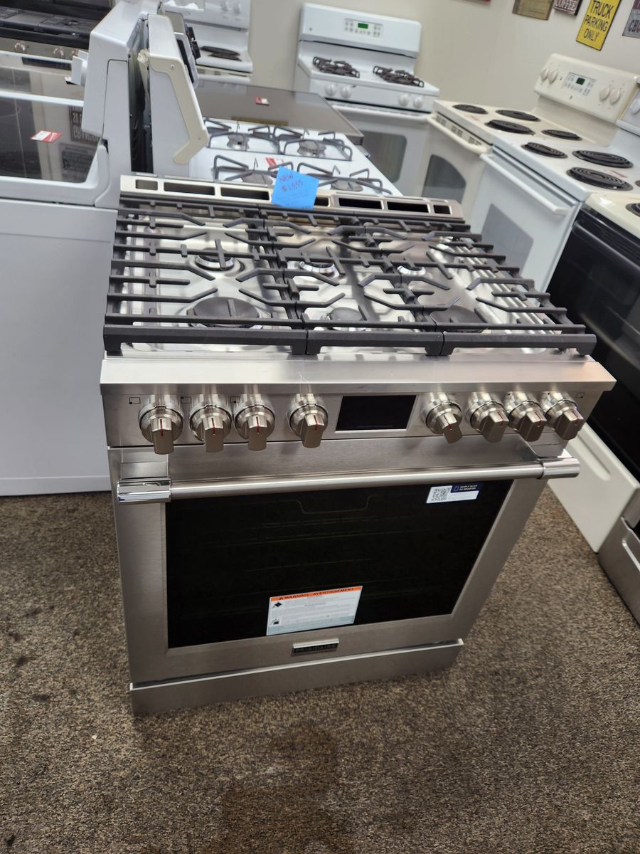 BRAND NEW! FRIGIDAIRE PROFESSIONAL GAS RANGE NO PREHEAT AND AIR FRY!