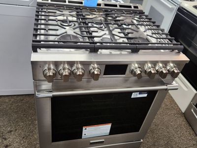 BRAND NEW! FRIGIDAIRE PROFESSIONAL GAS RANGE NO PREHEAT AND AIR FRY!