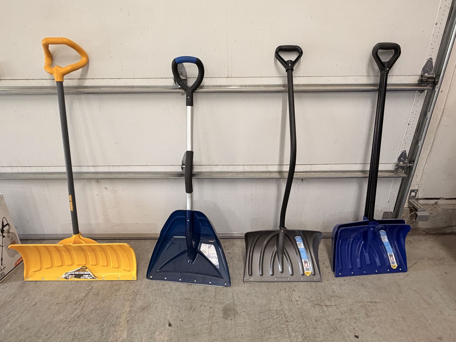 Like New Snow Shovels – SunCast & Heavy Duty Pushers
