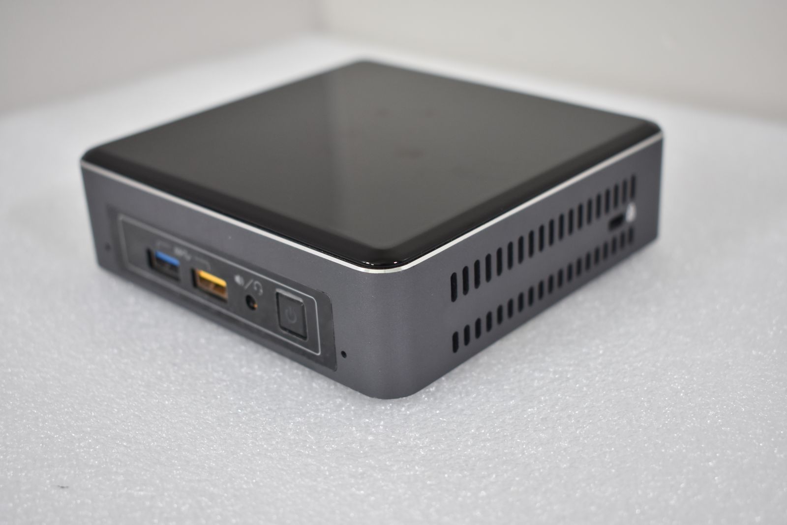 Intel NUC - i5-7260U, 16gb DDR4, 256 GB NVME SSD