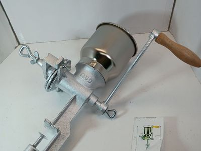 Mill Grinder #500 Manual Corn Rice Oats Soybeans Pepper Chickpeas Grains New