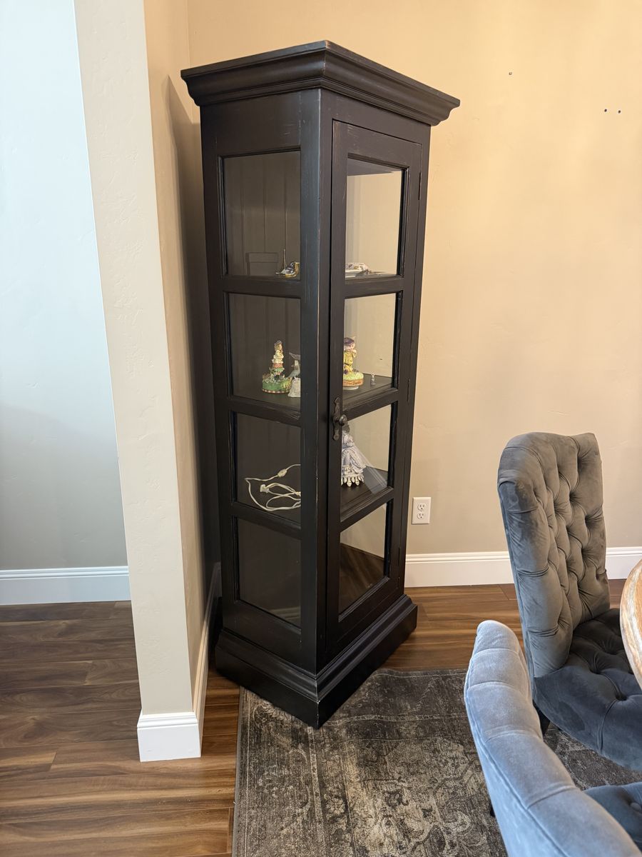 Hutch Like New