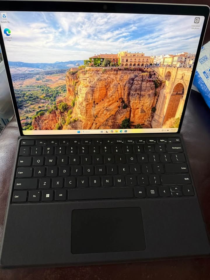 Microsoft Surface Pro 11 Ultra 5 16GB RAM 256 SSD Windows 11