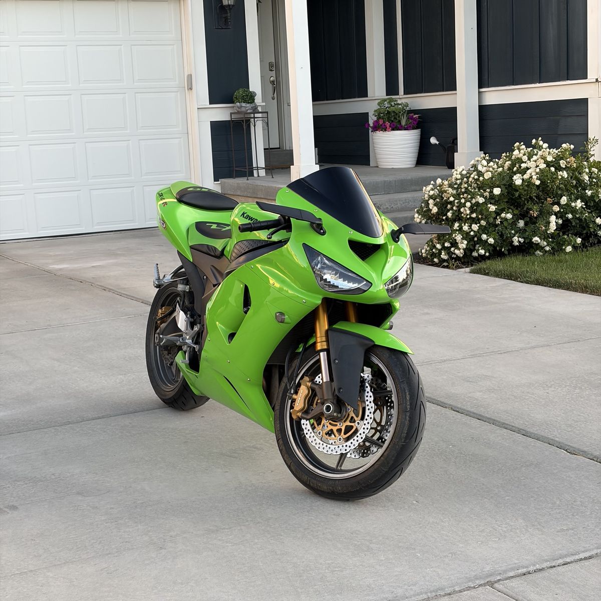 2005 Kawasaki ZX6RR – 6,000 Miles – Clean Title – $9,000