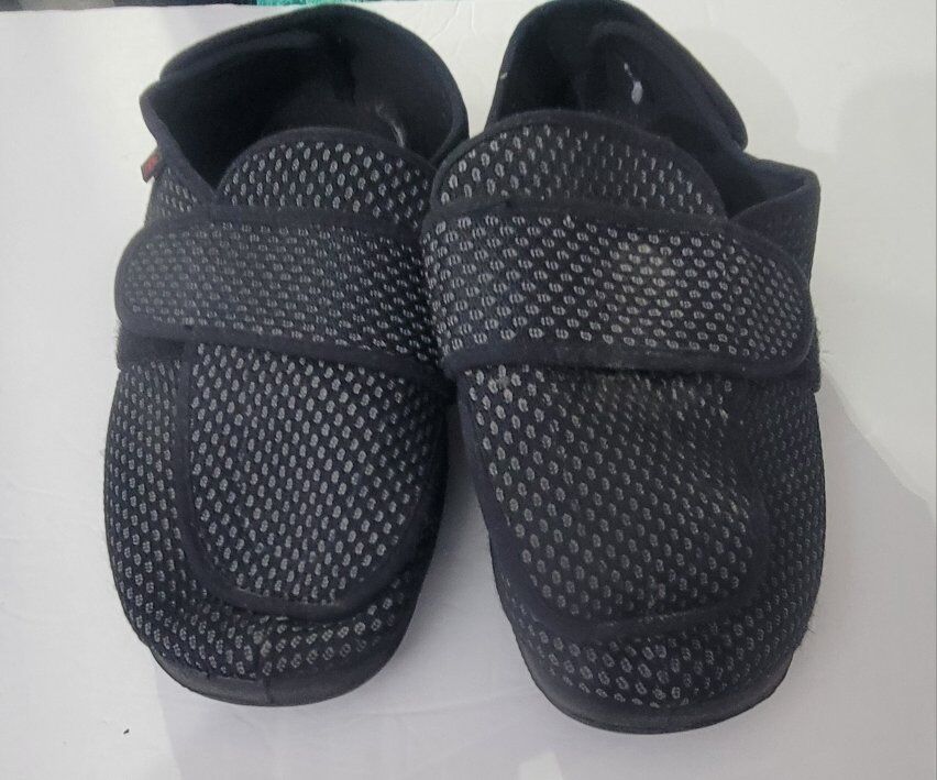 Adaptive slippers size 9 Men's