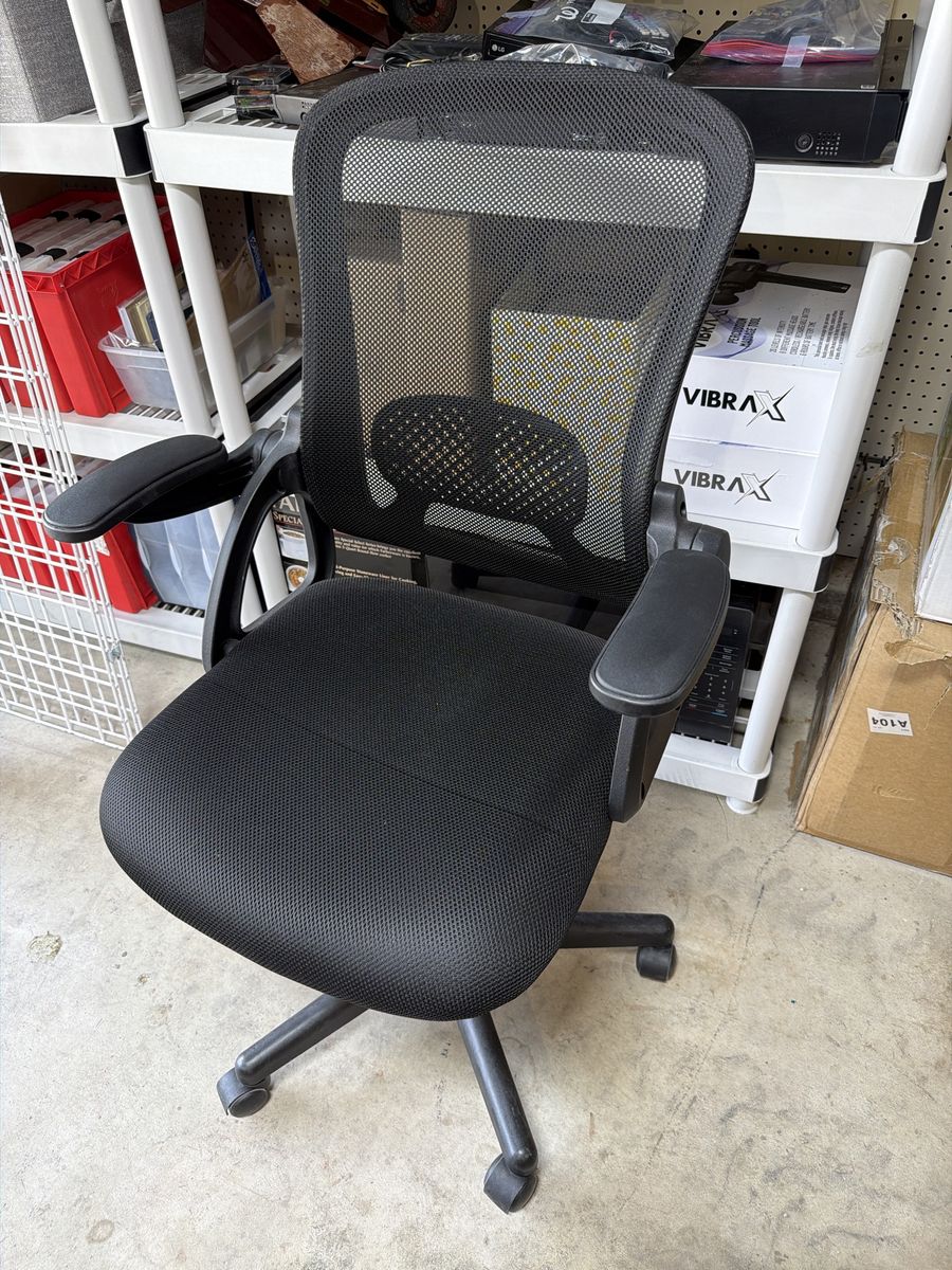 True Innovations Ergonomic Mesh Office Chair + Floor Protection Mat – Excellent Condition