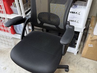 True Innovations Ergonomic Mesh Office Chair + Floor Protection Mat – Excellent Condition