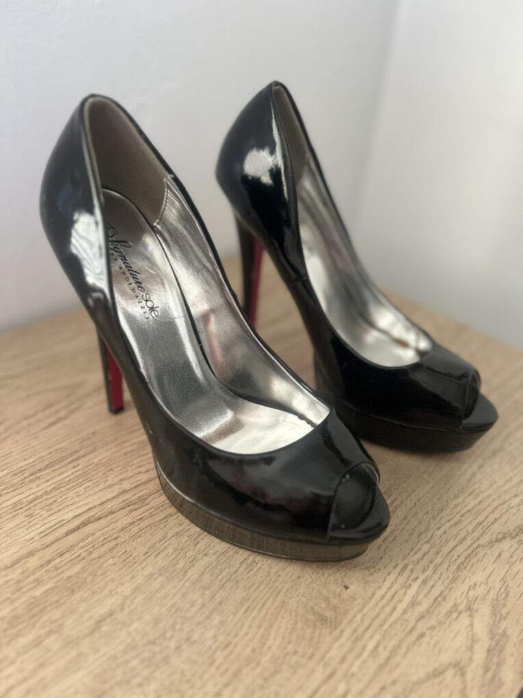 Black heels Size 8