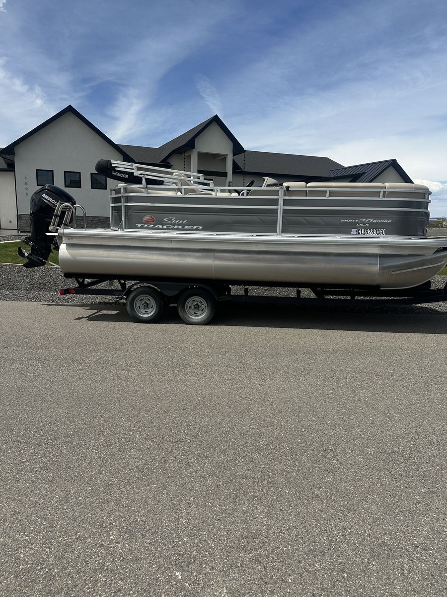 2024 Suntracker Party Barge 20XDLX & Sport Fish