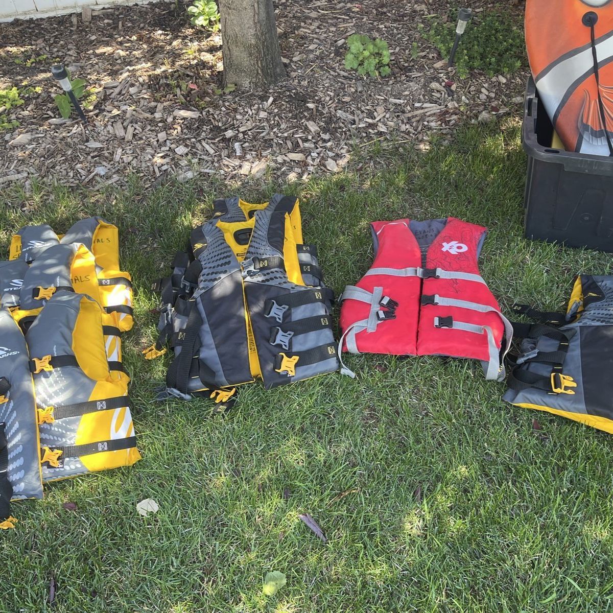 7 Gently used lifejackets