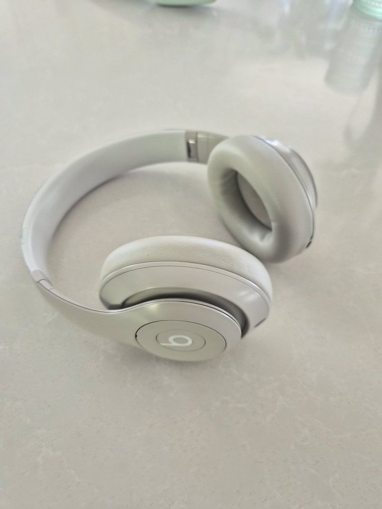 Beats Studio Pro Wireless Over-Ear Headphones - Light Gray