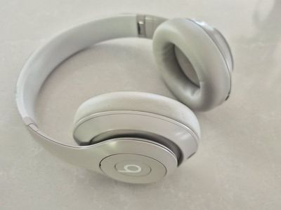 Beats Studio Pro Wireless Over-Ear Headphones - Light Gray