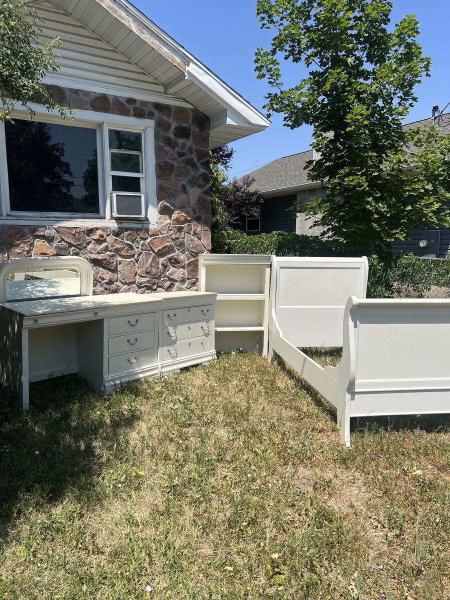 Moving - various free things for pick up today (first come first serve)