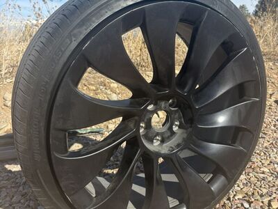 Tesla Model Y front Rim And Tire 21