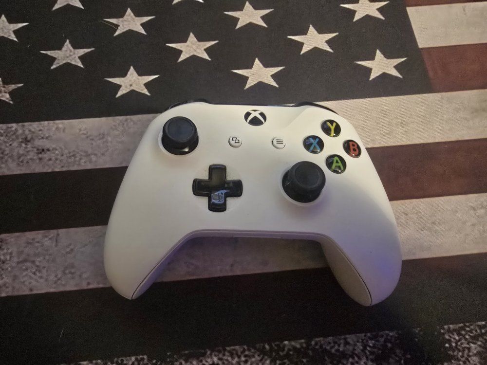 Xbox One White Wireless Controller w/ Rechargeable Battery Pack