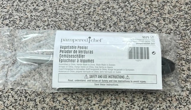 Pampered Chef Vegetable Peeler Model 1071 Brand New in Package