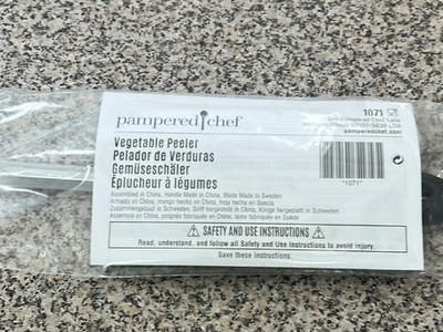 Pampered Chef Vegetable Peeler Model 1071 Brand New in Package