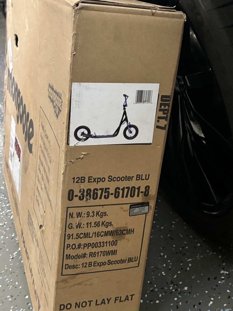 Mongoose 12B Expo Scooter BLU - Model R6170WMI - Blue with large wheels