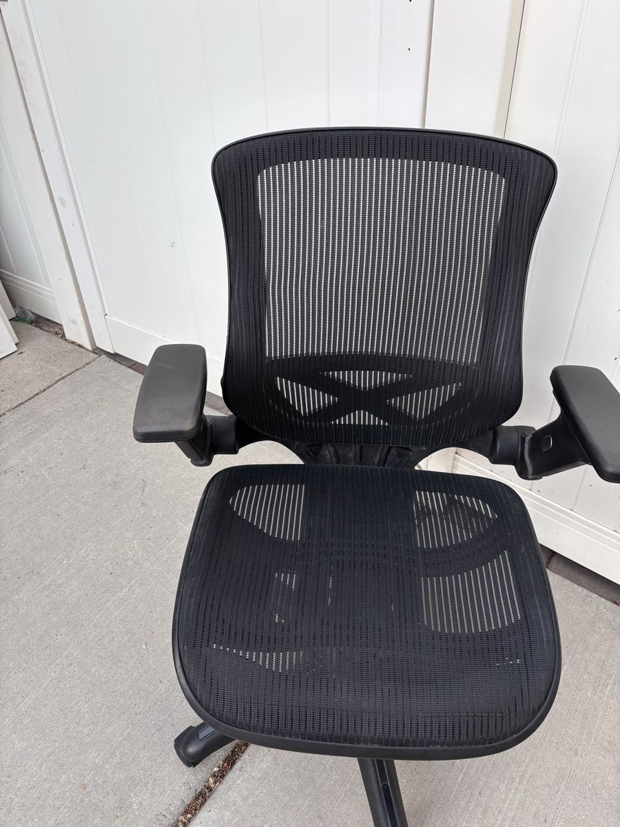 Nice office chair lumbar support in excellent condition.