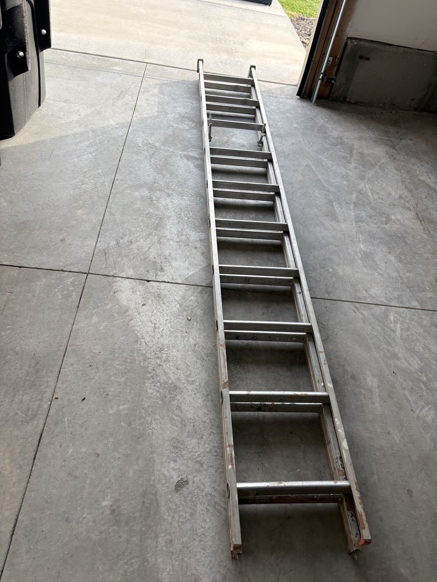 Keller Aluminum Extension Ladder (200 lb Load Capacity)