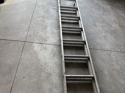Keller Aluminum Extension Ladder (200 lb Load Capacity)