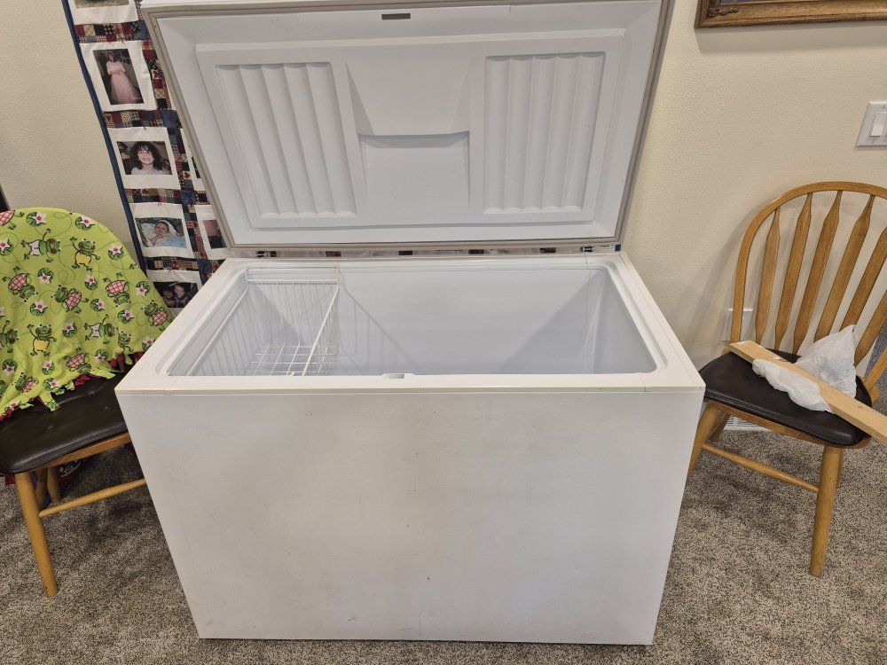 Roper White Chest Freezer (Model RH1500RXW00) with Wire Basket