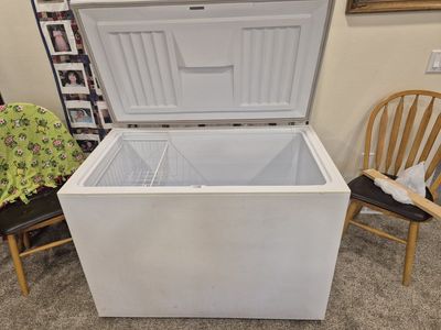 Roper White Chest Freezer (Model RH1500RXW00) with Wire Basket