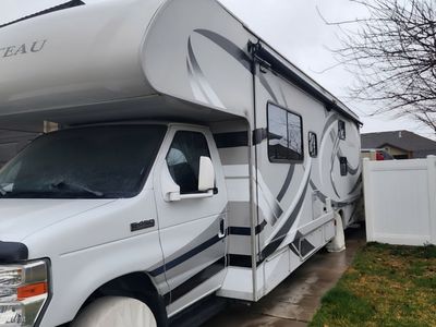2014/15 Thor Chateau 31E Class C Motorhome With Bunk Beds! Only 26k Miles