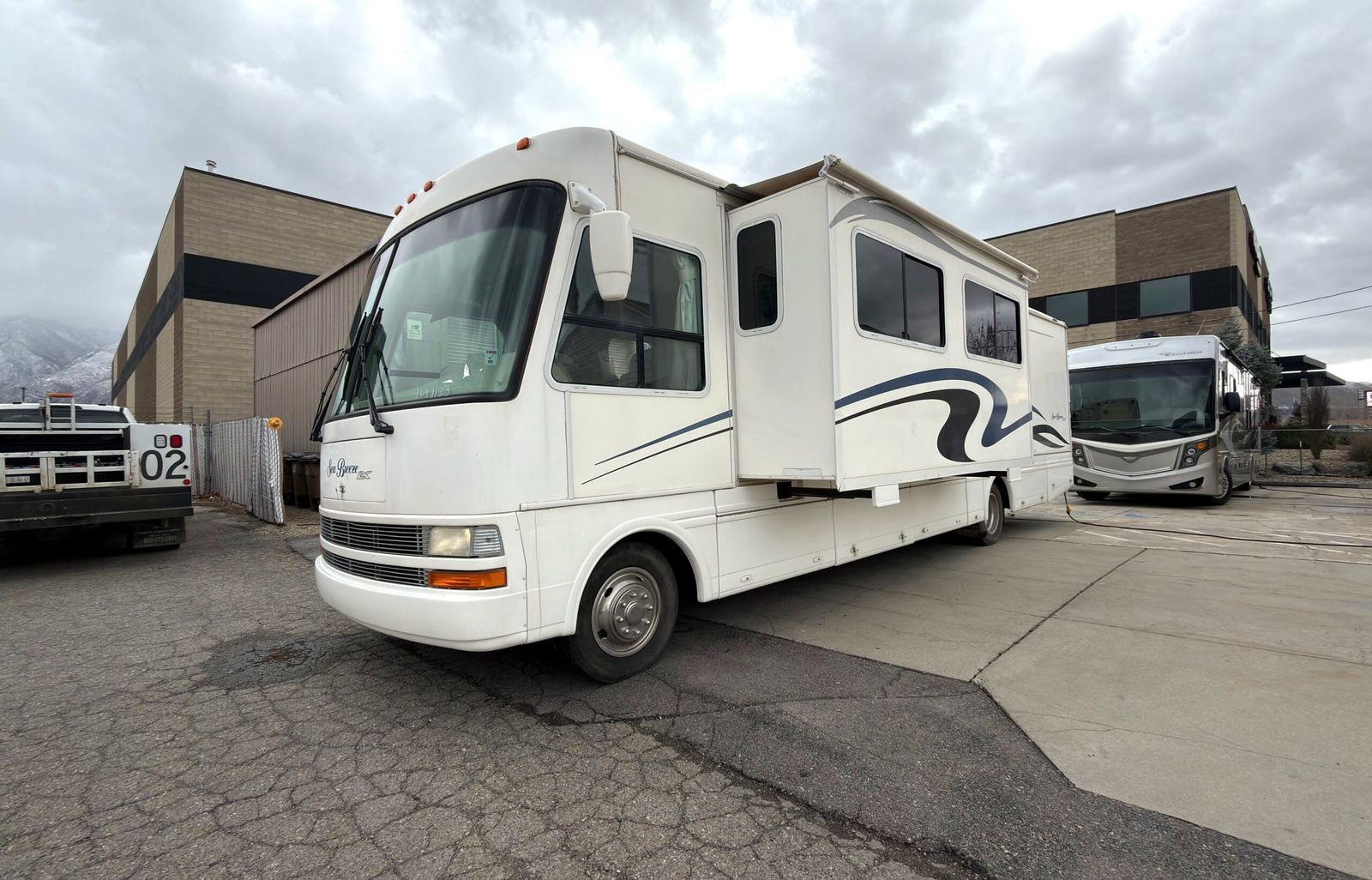 2002 National Sea Breeze 8341LX with 2 Slides