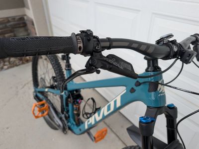 Pivot Switchblade Trail 429 - Carbon, Fox Factory Suspension, Eagle wireless transmission, DT Swiss Wheels.