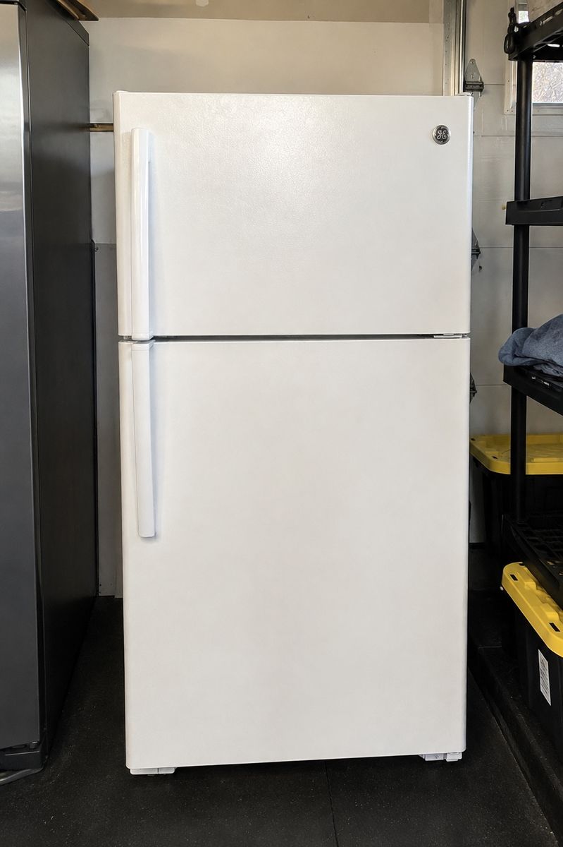 2018 GE 17.5 Cu. Ft. Refrigerator – Excellent Condition