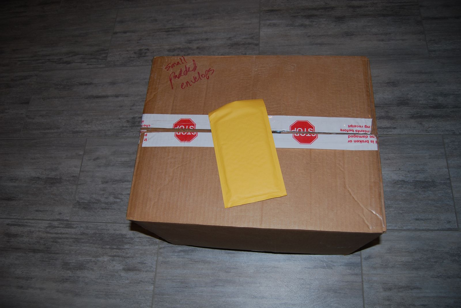 Large box of 5 x 8 peel and stick closure padded envelopes great for shipping!