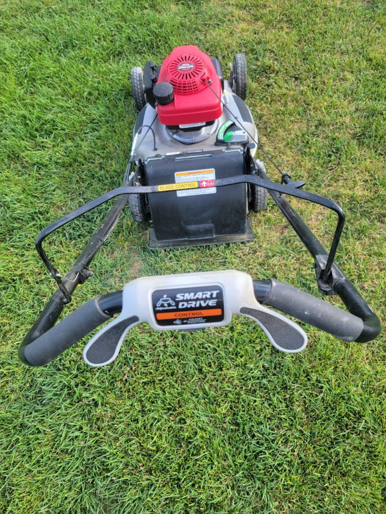 Honda HRR216 mower.very good condition. 
The oil has been changed, the blades have been sharpened and the airfilter is new.
