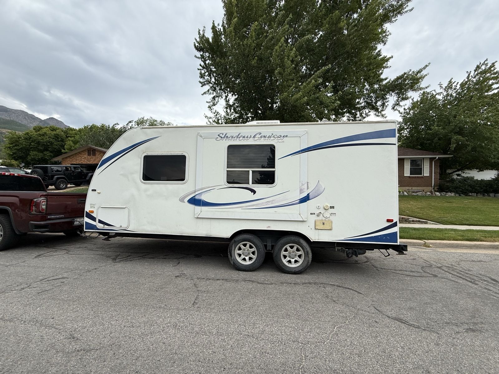 2010 Shadow Cruiser Travel Trailer - Perfect for Weekend Getaways & Adventures