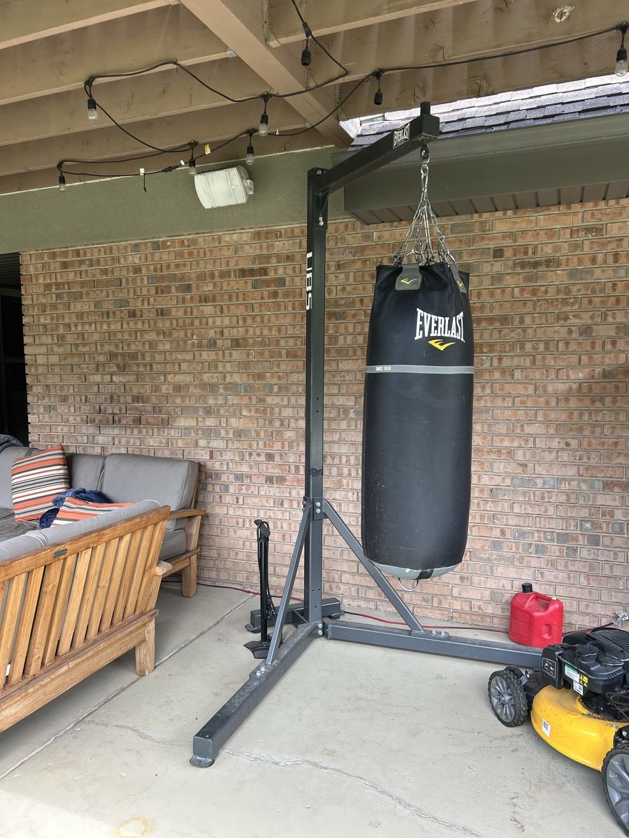 Everlast Heavy Punching Bag with Heavy Duty Free Standing Steel Mount