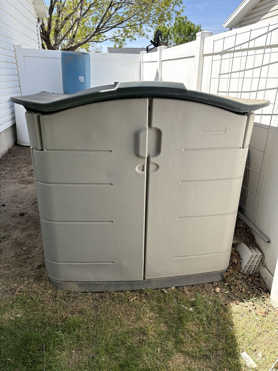 Rubbermaid Storage Shed with Sliding Top
