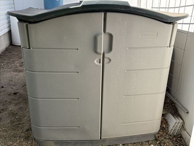Rubbermaid Storage Shed with Sliding Top