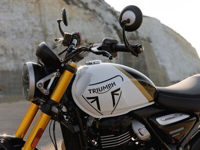 2026 Triumph Speed 400 Pearl Metallic White/Phantom Black