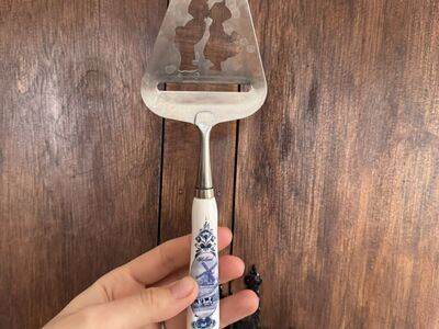 Holland Delft Hand Cheese Slicer with Kissing