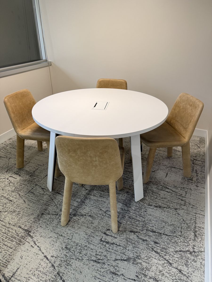 Round Blade Leg Table