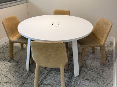 Round Blade Leg Table
