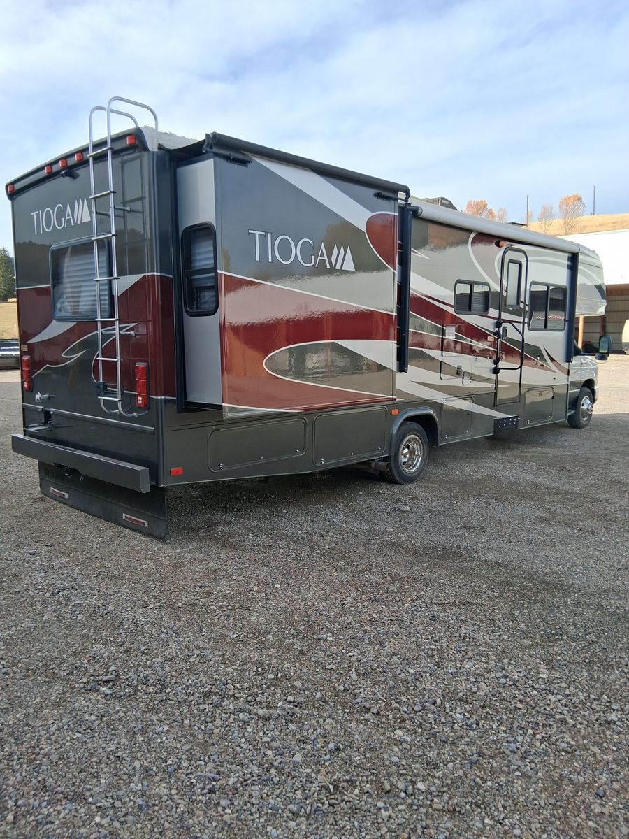 2008 Fleetwood Tioga Class C Motor Home - 31ft, Low Mileage, Excellent Condition