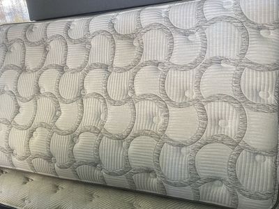 Excellent Condition Twin Mattress/Box Spring