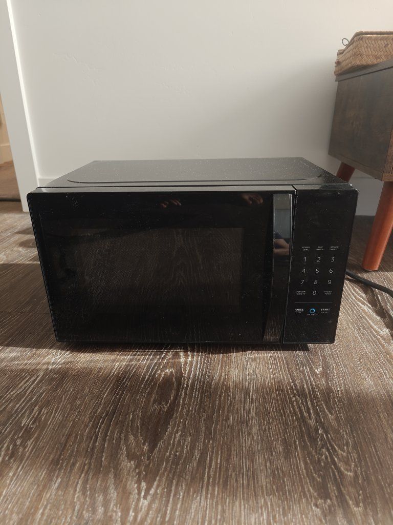 AmazonBasics Microwave with Alexa, Compact Countertop, Black