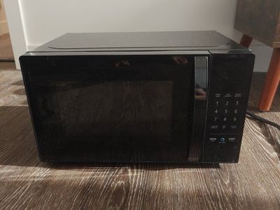 AmazonBasics Microwave with Alexa, Compact Countertop, Black