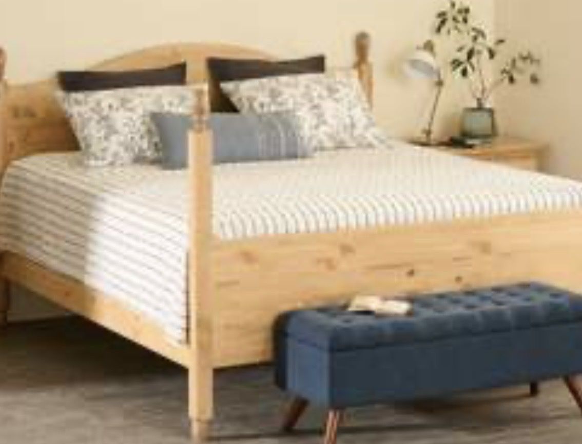 Real wood: Queen Bed, Dresser & 2 Nightstands