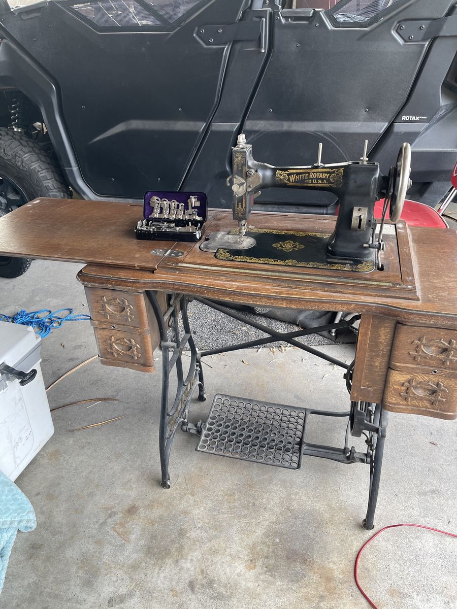 Arique white rotary pedal sewing machine