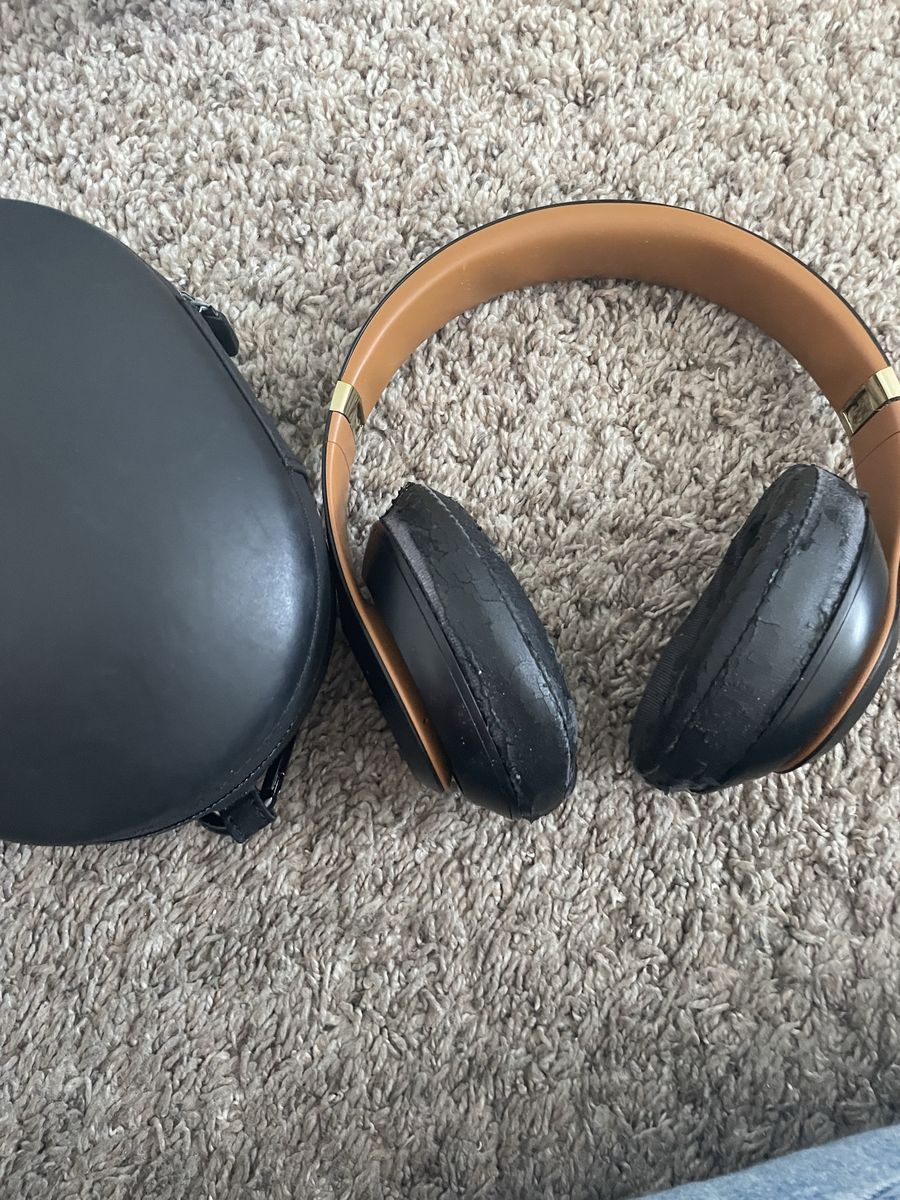Beats Studio 3 Wireless Over-Ear Headphones Black/Gold with Case