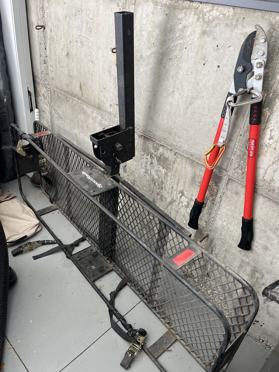 Sportrack Vista Folding Hitch Cargo Basket fits 2" hitch, minimal use but functions well.